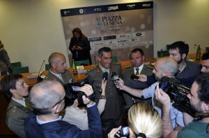 Ten.Col. Salvatore Oppes (interv) e Ten.Col. Michele Perugini (alla sua dx), vecchio e nuovo Capo Rep Agonistico-Addestrativo e Team Manager EI